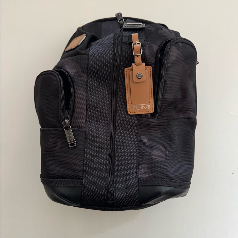 TUMI Black Men's Higgins backpack/crossbody ⭐️😎☀️🥃